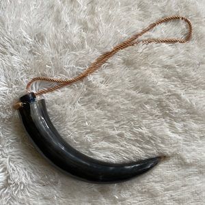 Horn liquor portable container crossbody